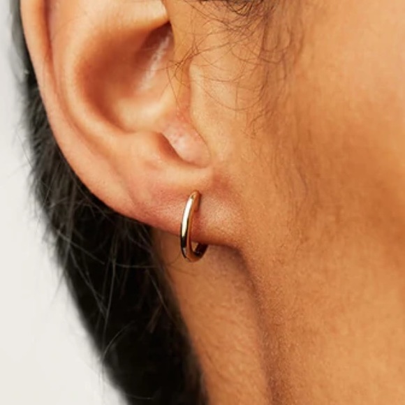 Ana Luisa | mini huggie hoops 14K gold 1.6mm - Picture 7 of 11